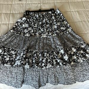 Black and white patterned phone, size medium, no wear or tear